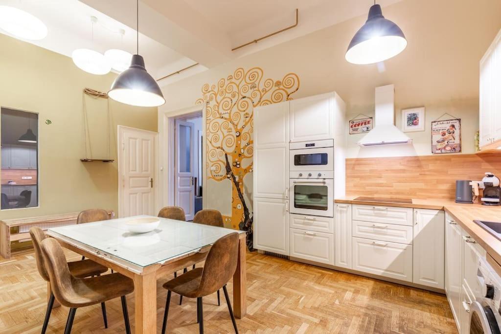 Bourgeois Boheme Apt. 88 M² City Center Budapest Luaran gambar